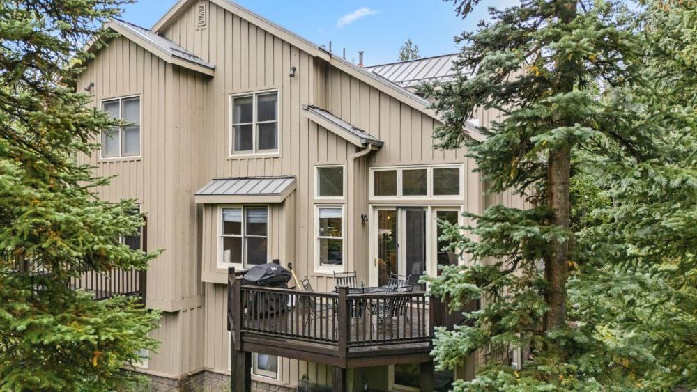 Luxurious Peak 8 Lodge 4BDR Near Slopes with Private Hot Tub